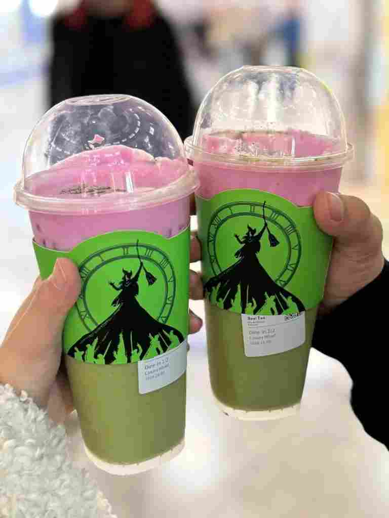 喜茶x《WICKED》联名限定，网友喊话“国内也该上新了！(图4)