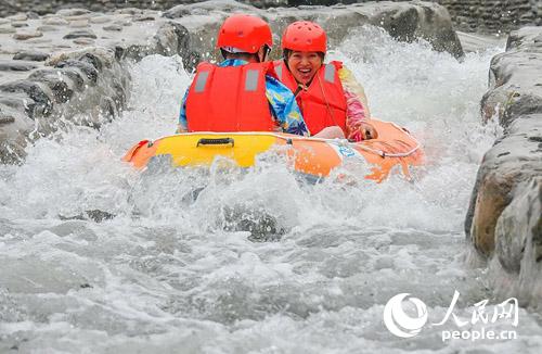 峨眉山罗目古镇峡谷漂流
