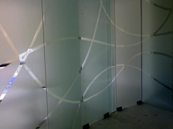 办公室玻璃隔断怎么选贴膜?从隔热隐私到智能调光,这四种方案帮你搞定!(图2) 办公室玻璃隔断怎么选贴膜?从隔热隐私到智能调光,这四种方案帮你搞定!(图2)